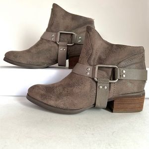 NEW NOT RATED FINCH BOHO RODEO DISTRESSED SLOUCHY HARNESS ANKLE BOOTIE IN TAUPE